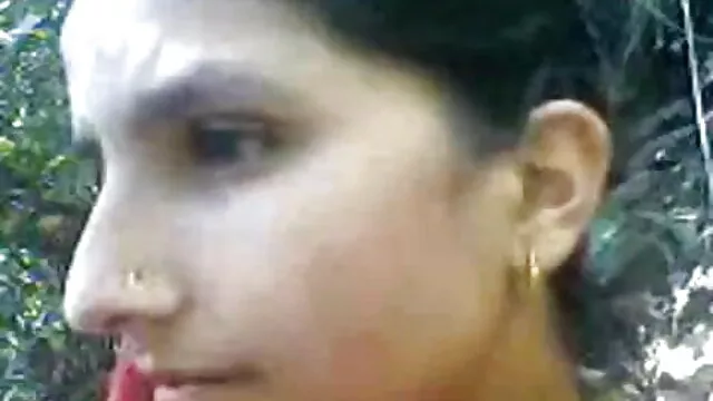 خوبصورت چھاتی کے کلیپ سکسی انلاین ایرانی ساتھ ایک لڑکی