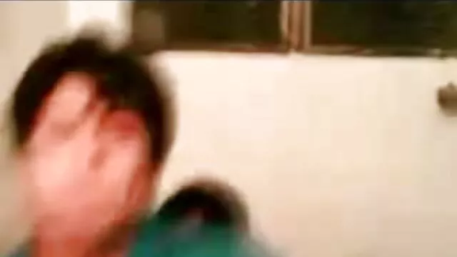 لڑکیوں کے باتھ روم میں ایک نوجوان لڑکی سکس پسر دختر ایرانی کی ایک خوبصورت گدا کے ساتھ