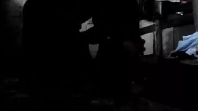 دو سکس ایرانی با اسب سونے ایک گھوڑے کی سواری کو پکڑنے ایک نقطہ نشست پر
