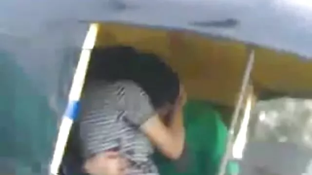 محبت کرنے والوں کی ایک کلیپ سکسی با کیفیت ایرانی عوامی جگہ میں جنسی