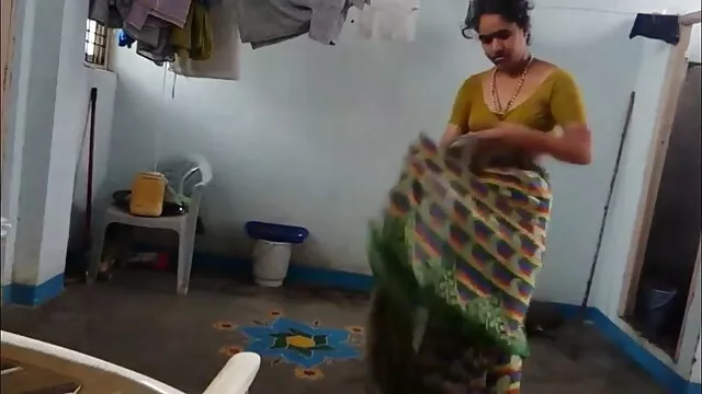 مایا مونا غنی اس کے crotch میں سکس ایرانی شیراز ایک dildo کے ساتھ سفید